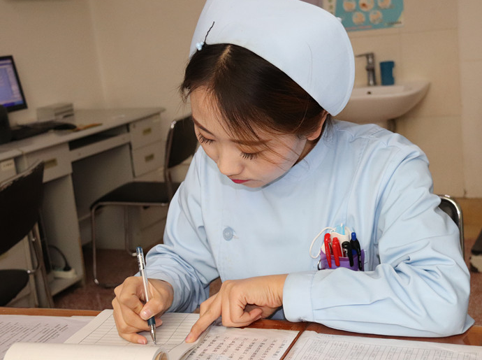 重庆<a href='http://www.cqxyyc.com/schoolMajor/36/1' style='color:#a033d9'>护理专业</a>就业待遇是怎样的呢?