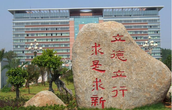 赣南医学院大门