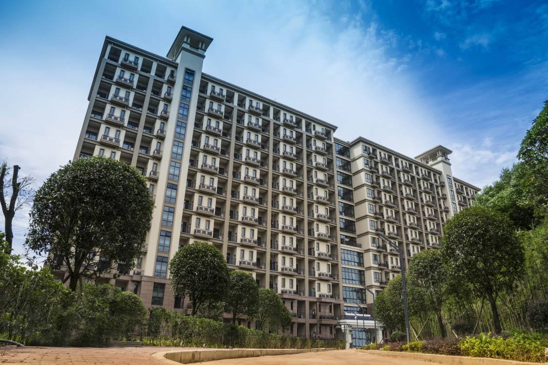 重庆护理职业学院于2016年由重庆市人民政府批准设立，主管部门为重庆市教育委员会，由重庆医科大学附属第一医院全额出资举办，是一所实施全日制专科层次高等教育的民办非营利高等职业学校，也是全市首所面向西部的以培养养老服务和健康服务人才为主的高职院校。 学院位于重庆市璧山区来凤街道，毗邻重医附一院青杠老年护养中心，占地300亩，一期建筑面积10万余平方米，校园背靠缙云山、空气清新、景观优美雅致，教育教学及生活服务设施完善，功能齐全；标准的学生公寓配有完备的洗浴设施、网络设施和空调等；建有标准田径运动场、篮球场、排球场和室内综合运动馆。 学院现有专任教师93人，其中具有高级职称教师26人，具有研究生学历的教师36人，“双师型”教师占专任教师的50%以上，学院聘请大量来自于大型医疗机构且具有丰富行业经验和较高实践技能水平的行家能手担任外聘教师，指导学生实习实践。 学院全日制在校学生规模暂定为5000人，开设护理、助产、康复治疗技术、老年保健与管理、社区康复5个专业，于2016年进行首届招生。