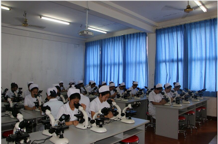 知行卫校实训室