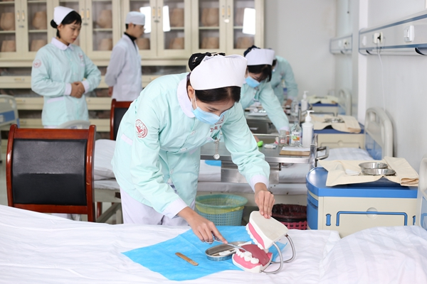 重庆卫校<a href='http://www.cqxyyc.com/majorDetails/1221.html' style='color:#a033d9'>口腔专业</a> 重庆卫校口腔专业