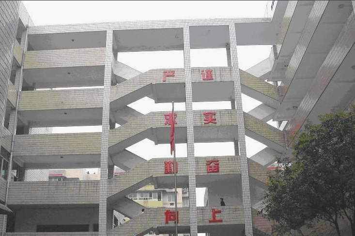 重庆市医科学校始创于1958年,于1987年被重庆市政府批准为全日制普通中等专业学校。学校坐落在綦江县城内沱湾小区,依山傍水,风光秀丽,环境幽雅,建筑错落有致,鳞次栉比绿树成荫,鸟语花香。 校园占地30余亩,建筑面积约1.8万平方米。拥有完善的教学设施和多个坚实的教学实习基地,学校建有解剖、生理、病理、药理、微寄、生化、基护、内科、外科、医学美容中心等实验室,还拥有先进的电教系统,语音室,微机室,多媒体室和远程教育中心,以及校园局域网和网站。 重庆市医科学校环境图 近半个世纪以来,学校为医疗卫生事业写下了华丽的诗篇。已培养大、中专毕业生数千人遍及全重庆市,很多已成为医院领导或技术骨干。医学美容专业的学生遍及北京、上海、重庆、广州、深圳、成都、贵阳等全国各大城市。 办学理念“政治办学,质量立校,依法治校,人才兴校,勤俭建校”。求真务实,全面推进素质教育,以市场为导向,为社会培养高素质的实用性技能人才,以满足市场的要求。 学校在做好中专生的教育教学管理工作同时,加强与高等院校合作,做好卫生系统专业技术人员的继续教育培训,乡村医生培训,美容化妆短训等工作,今年学校被命名为綦江县转移农村剩余劳动力定点培训单位。 重庆市医科学校始创于1958年,于1987年被重庆市政府批准为全日制普通中等专业学校。学校坐落在綦江县城内沱湾小区,依山傍水,风光秀丽,环境幽雅,建筑错落有致,鳞次栉比绿树成荫,鸟语花香。 校园占地30余亩,建筑面积约1.8万平方米。拥有完善的教学设施和多个坚实的教学实习基地,学校建有解剖、生理、病理、药理、微寄、生化、基护、内科、外科、医学美容中心等实验室,还拥有先进的电教系统,语音室,微机室,多媒体室和远程教育中心,以及校园局域网和网站。 重庆市医科学校环境图 近半个世纪以来,学校为医疗卫生事业写下了华丽的诗篇。已培养大、<a href='http://www.cqxyyc.com/zhongzhuan' style='color:#a033d9'>中专</a>毕业生数千人遍及全重庆市,很多已成为医院领导或技术骨干。医学美容专业的学生遍及<a href='http://www.cqxyyc.com/110000' style='color:#a033d9'>北京</a>、<a href='http://www.cqxyyc.com/310000' style='color:#a033d9'>上海</a>、重庆、广州、深圳、成都、贵阳等全国各大城市。 办学理念“政治办学,质量立校,依法治校,人才兴校,勤俭建校”。求真务实,全面推进素质教育,以市场为导向,为社会培养高素质的实用性技能人才,以满足市场的要求。 学校在做好中专生的教育教学管理工作同时,加强与高等院校合作,做好卫生系统专业技术人员的继续教育培训,乡村医生培训,美容化妆短训等工作,今年学校被命名为綦江县转移农村剩余劳动力定点培训单位。